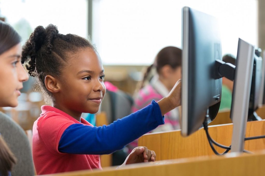 O Desafio da Tecnologia na Educação: Reflexões sobre o Programa Um Computador por Aluno