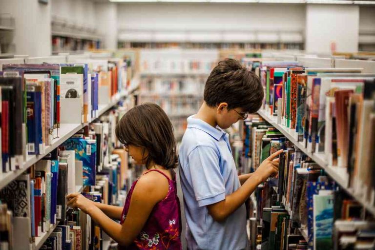 A escolha centralizada de leituras na educação é tema de artigo no Estadão