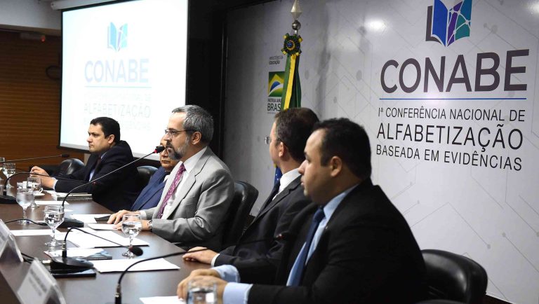 Palestra de João Batista Oliveira na CONABE debateu como implementar uma política nacional de alfabetização
