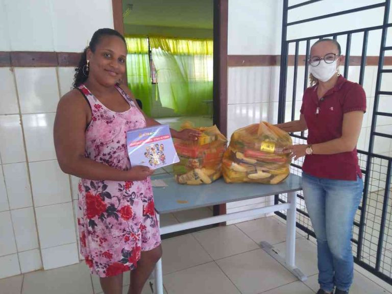 Município de Mata de São João (BA) realiza entrega de cestas básicas com livros para 10 mil alunos que estão em casa durante a pandemia da covid-19
